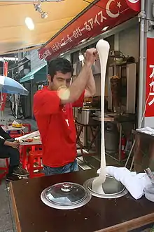 ドンドゥルマを作っているところ