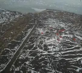 マランビオ基地と滑走路（南極半島北端シーモア・マランビオ島）