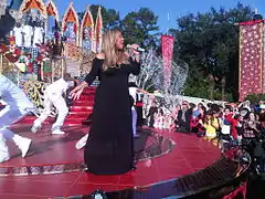 黒く長いドレスを着た金髪の女性(キャリー)が、左手にマイクを持って歌っている。彼女は円形でくすんだ赤色のステージに立っており、その後ろで上下白の服を着たバックダンサーが踊っている。彼女の後ろにある階段を上ると、バックシンガーが数人台の上で歌っており、またキャリーの演奏を観る客がステージの周りを取り囲んでいる