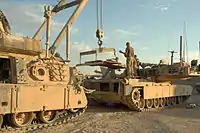 M1A1のエンジン交換を行う海兵隊のM88A2。2012年、アフガニスタン。