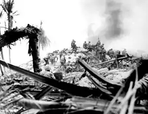 破壊された日本軍陣地と上陸するアメリカ海兵隊(タラワ)