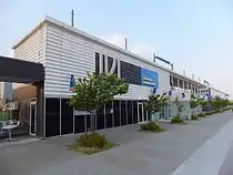 施設正面の建物