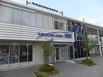 施設正面のショップ