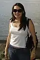 白い服を着て胸ポチしている女性