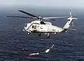 SH-60Bより投下されるMk.46。制動・姿勢制御用のドラッグ・シュートが開きかけている