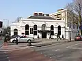 以前白に塗装されていた頃の駅舎(2007年2月撮影)