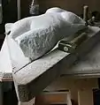 大理石でトルソーを制作しているところ