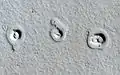 火星の「根なしコーン」 - 溶岩流が水に接触して形成された。（MRO, January 4, 2013）（北緯21度57分54秒 東経197度48分25秒﻿ / ﻿北緯21.965度 東経197.807度﻿ / 21.965; 197.807）