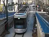 地下トンネルに進入する5車体連接車（2008年撮影）