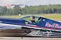 ヘルシンキ・マルミ空港でExtra 300SRに搭乗するソンカ