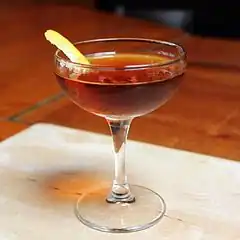 クラシカルなマルチィネス・カクテル（ジン、マラスキーノ、スイートベルモット、アンゴスチュラビターズ、レモンツイスト）