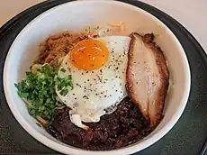 岡崎市内の飲食店がそれぞれ八丁味噌を用いて考案したご当地グルメ「岡崎まぜめん」。