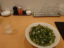 和歌山ラーメン まるイ（十二番丁店）のラーメン。「中華そば」ではなく「ラーメン」という名称で、ネギが多くてあっさりしているなど、上記の「和歌山ラーメン」に分類されない独自の味だが、やはりサイドメニューとして寿司と玉子がある