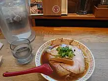 丸宮（本店）の中華そば。サイドメニューとして餃子が名物となっている
