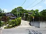 東方より丸根砦址遠景(画像奥の森林)(2014年(平成26年)6月)