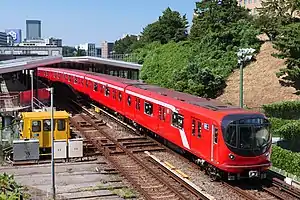 丸ノ内線で運用される2000系電車(2021年8月1日 四ツ谷駅)