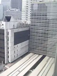 ホーム屋根が建物に食い込む