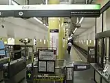 ホームドア設置前の西改札・ホーム(2001年8月)