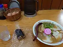 丸三の中華そば（大盛）。サイドメニューとして寿司と玉子があり、それらを食べている間にラーメンが出来上がる段取りである