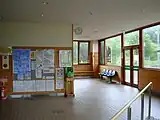 生涯学習館の風除室が待合室となる