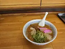 丸髙（六十谷店）の中華そば。和歌山県最大の繁華街であるアロチの発祥で、飲んだ後の締めのラーメンを食べながらさらに飲む前提であるため、サイドメニューとして「酒」と「おでん」がある
