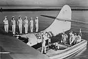 機上に整列してボートに乗った士官を出迎える搭乗員（1949年）