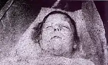 ;ポリー・ニコルズ:ケリーの同業で、「切り裂きジャック」の最初の犠牲者となる（写真は遺体）。夫と別れて以来、救貧院暮らしを経てその日暮らしの娼婦となった。