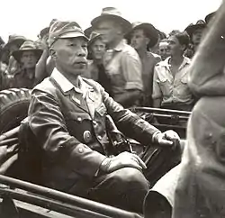 明19制刀(将官用)を佩用する馬場正郎中将(第二次大戦)。終戦後の1945年9月の撮影