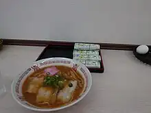 正善の中華そば。やはりサイドメニューとして寿司と玉子がある。会計伝票はなく、食べた後に会計で寿司と玉子を食べた数を自己申告するのが特徴