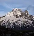 エギーユ・ルージュから見たエギーユ・ヴェルト（中央）とドリュ針峰（右）