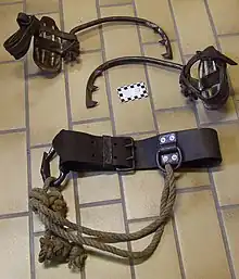 木製電柱時代の架線作業員が使用したアイゼンと保持ベルト（ドイツ）