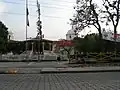 モラサン公園を通って通学する児童