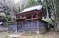 又見神社右に又見古墳石室（香取市指定史跡）。