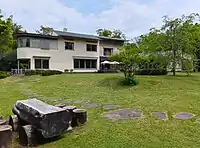 住友男爵家の俣野別邸(神奈川県横浜市戸塚区東俣野町)。昭和14年に住友友成男爵が建設した昭和モダンの影響を受けた和洋折衷のハーフティンバー様式の邸宅。平成16年7月に国の重要文化財に指定されていたが、平成21年に焼失したため重要文化財指定解除。現在のものは横浜市が再建したものだが、オリジナルを忠実に再現しているため、横浜市から歴史的建造物の指定を受けている