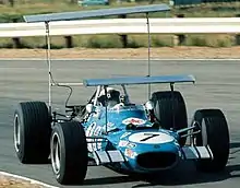 1969年南アフリカグランプリでのジャッキー・スチュワート。二枚のウィングを装着している。（予選時）