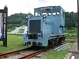 ほくほく線の線路敷設に使用されたモーターカー。後方の白い建物は「農舞台」（現在[いつ?]は撤去）