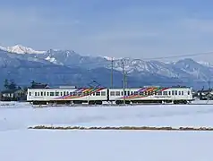 アルピコ交通北アルプスをバックに走る
