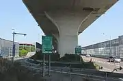 国道302号からの分岐部（道路未供用部分にアプローチ路を施設）