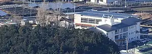 烏岳から望む松阪市立粥見小学校(2020年1月18日撮影)