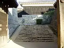 松山城本壇の虎口（一ノ門からの二ノ門南櫓。両側に一ノ門や三ノ門の南櫓が置かれ、左手奥に二ノ門がある。）