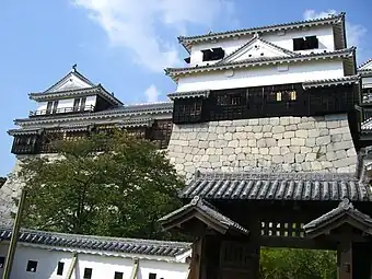 小天守、多聞櫓、南隅櫓（下は重要文化財の紫竹門・西塀）