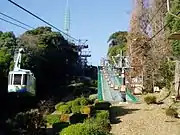 伊予鉄道が運行する松山城山ロープウェイとリフト