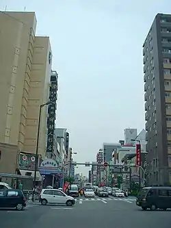 大小の人形店が並ぶ松屋町界隈。松屋町交差点から北望。