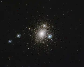 HSTの広視野カメラ3 (WFC3) の撮像データから合成された、局所銀河群最大の球状星団メイヨールII（英語版）。