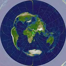 メッカを中心とした正距方位図法の世界地図。世界中どこからでも、キブラ(礼拝の方向)を知ることができる。