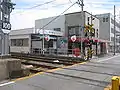 やや北側より見た妻鹿駅出入り口。