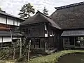 目黒邸の主屋背面（左は橡亭）