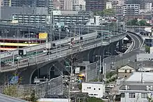 画像左:名二環は高速自動車国道であるが、東名高速や東名阪自動車道と比べると設計速度は60 km/hと低く、道路幅員も狭いなど低規格である(名古屋市天白区)。画像右:名二環のインターチェンジは人口密集地帯の都市圏に敷設されることからハーフダイヤモンド型が主流である(松河戸IC)。