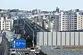 名古屋市天白区付近。住宅密集地帯を通過するため遮音壁で覆われている。両サイドの道路は国道302号。