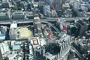錦橋出口（奥）と名駅入口（手前）の位置関係